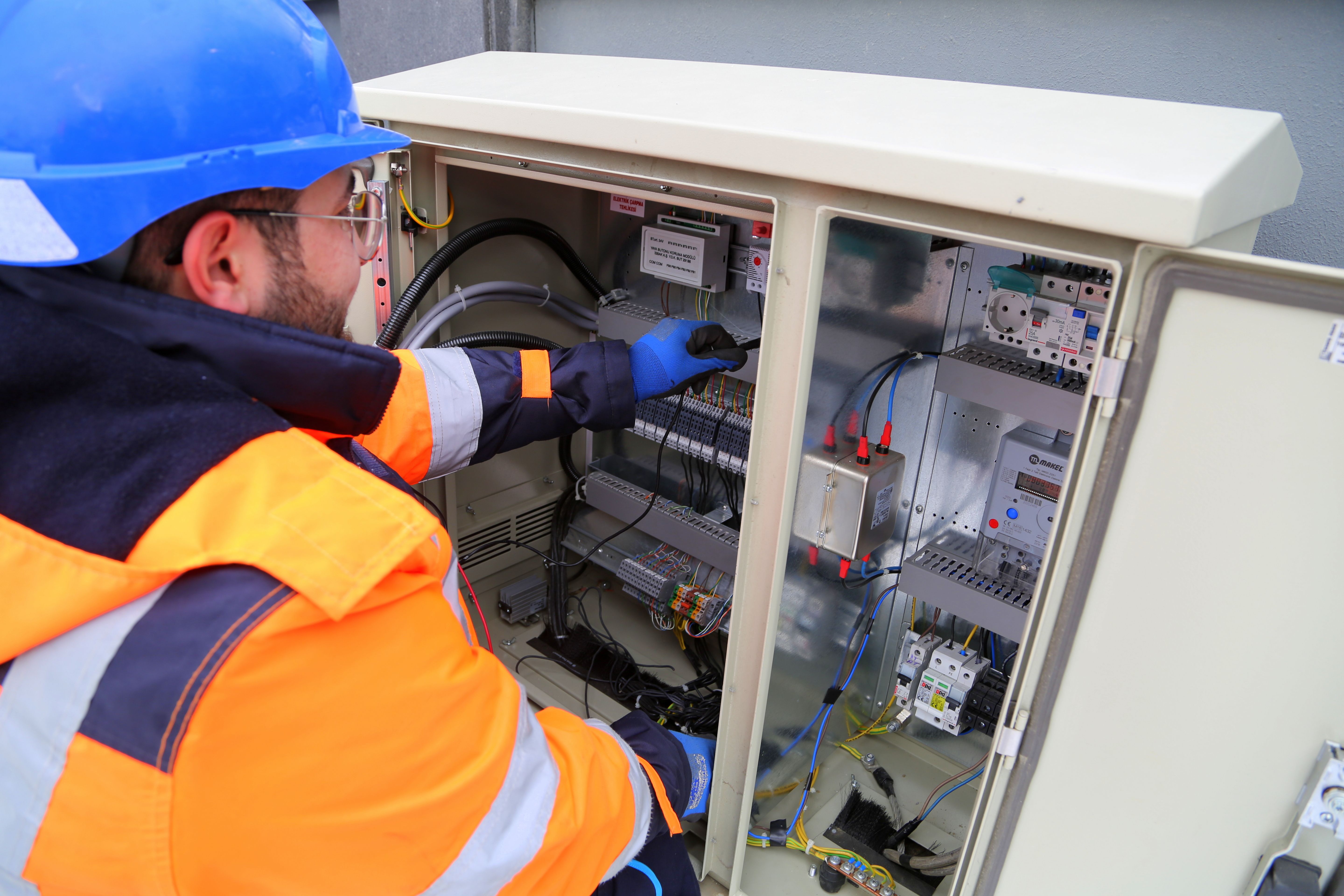 Microgrid optimization and battery storage illustration